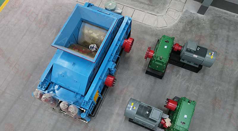 海南1010對輥制砂機(jī)鐵礦石破碎現(xiàn)場