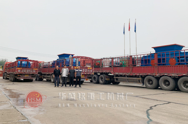 哈密客戶一次訂購(gòu)十臺(tái)1510液壓對(duì)輥破碎機(jī)前三臺(tái)發(fā)貨現(xiàn)場(chǎng)