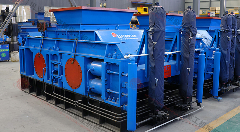 河卵石制砂可以選擇1810全液壓對(duì)輥制砂機(jī)